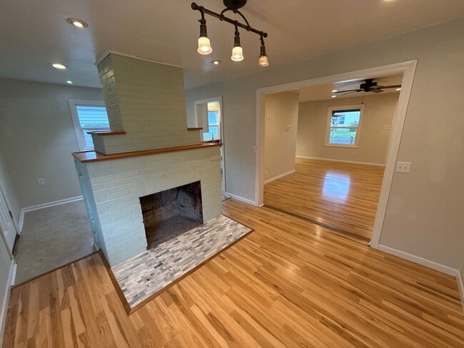 Building Photo - 1070 SW 16th Ave