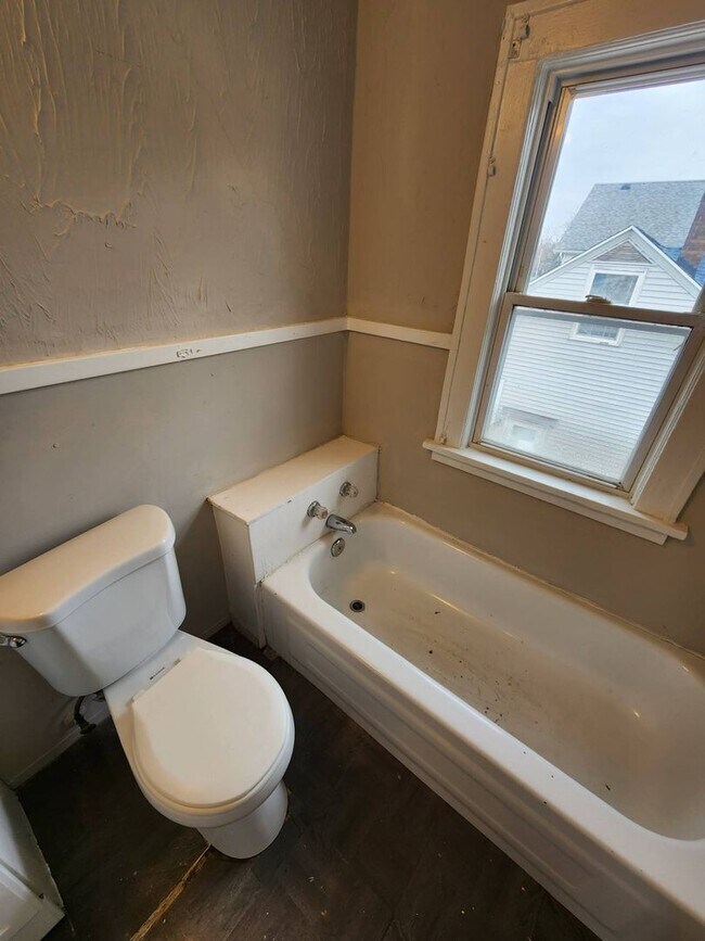 Building Photo - Charming 4-Bedroom Property in Prime Location (SECTION 8 VOUCHERS ACCEPTED)