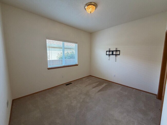 Building Photo - Roomy 3 Bedroom 2 Bathroom Home In Quintessence!