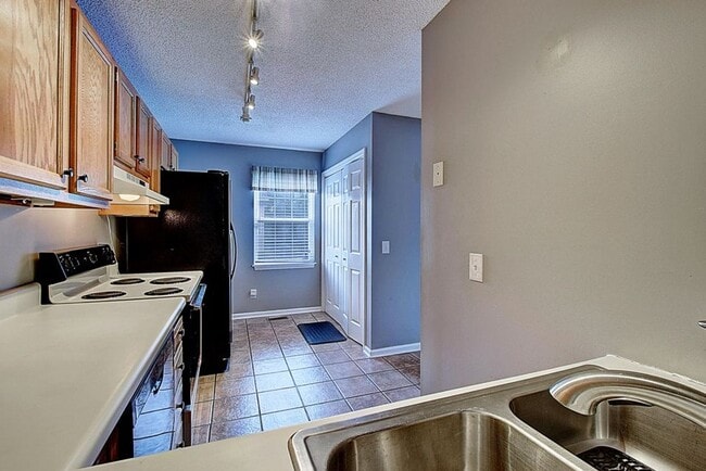 Building Photo - 200 Arrowhead Dr