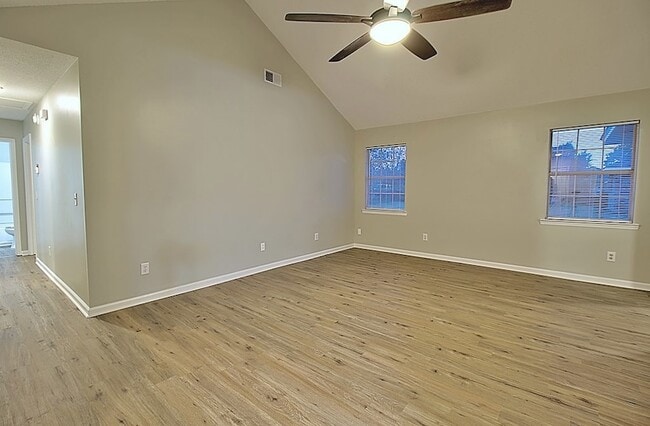 Building Photo - 705 Edgewood Ct