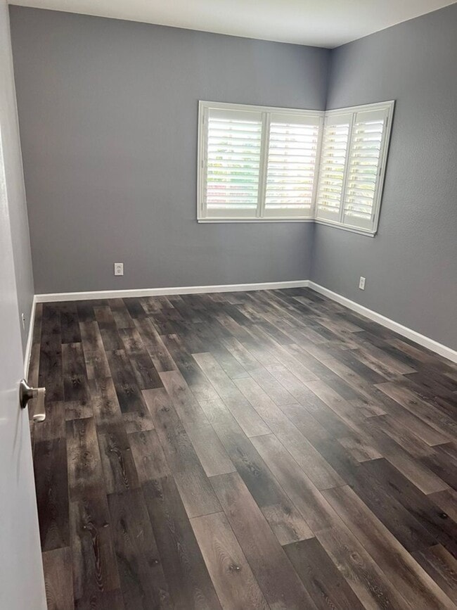 Building Photo - STUNNING 2bd/2ba PET FRIENDLY, UPDATED, LV...