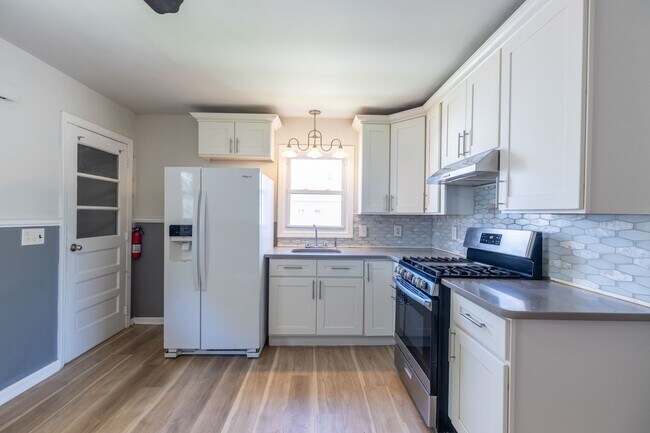 Building Photo - 4 bedrooms 1 bath