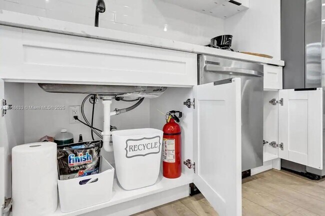 Building Photo - 1573 NE 30th Ct