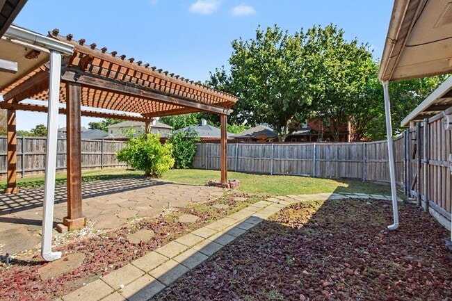 Building Photo - 1306 Woodmont Dr
