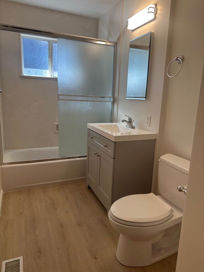 Building Photo - 189 (521-523 Belle)