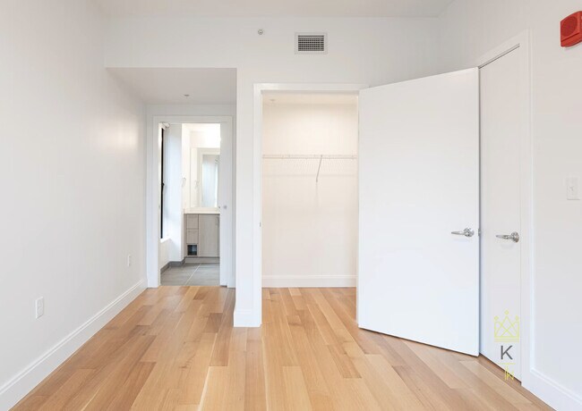 Building Photo - 627 Columbus Ave