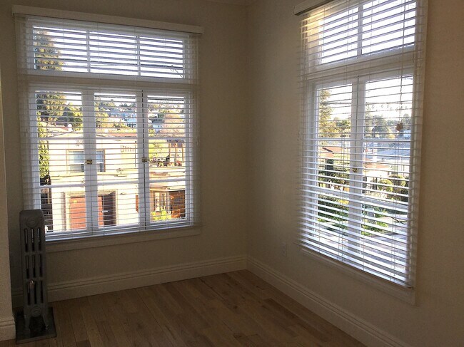 Building Photo - 633 Alma Ave