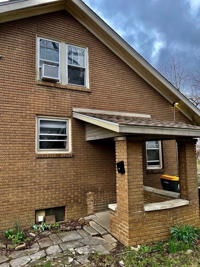 Building Photo - 111 1/2 E. Wylie St- Upstairs