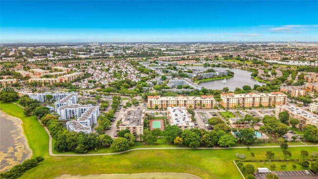 Building Photo - 9350 Fontainebleau Blvd