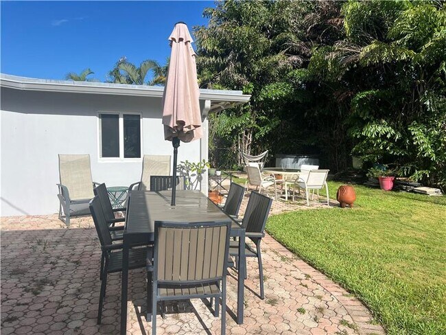 Building Photo - 1433 SE 5th Ct