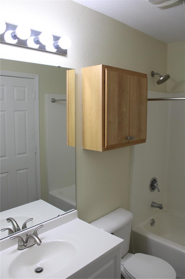 Building Photo - 815 Woodside Creek Dr