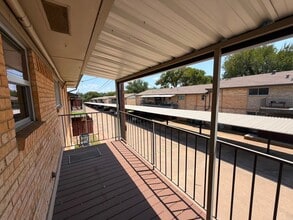 Building Photo - 5819 Sandhurst Ln