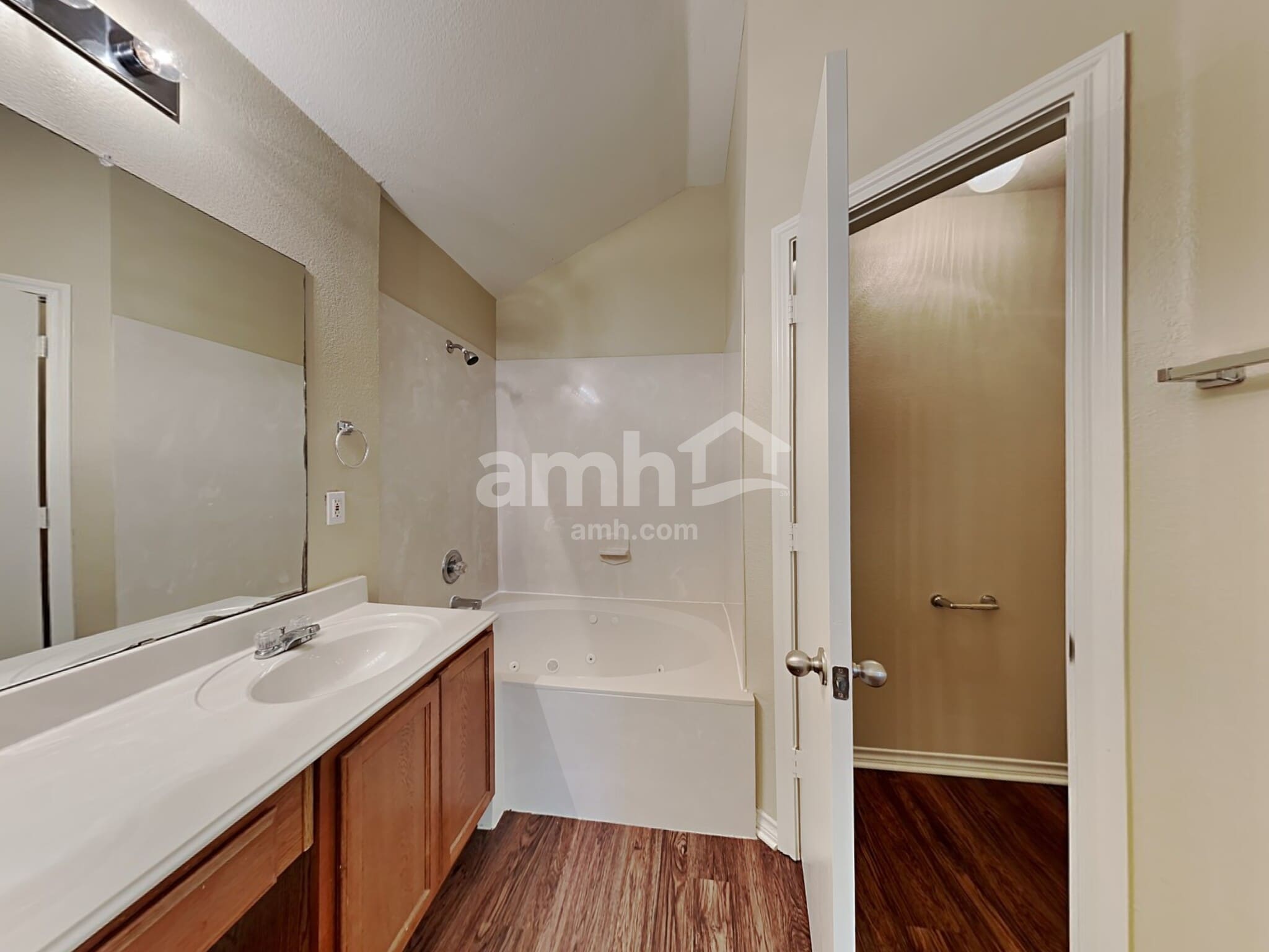 Building Photo - 3013 Lake Side Dr