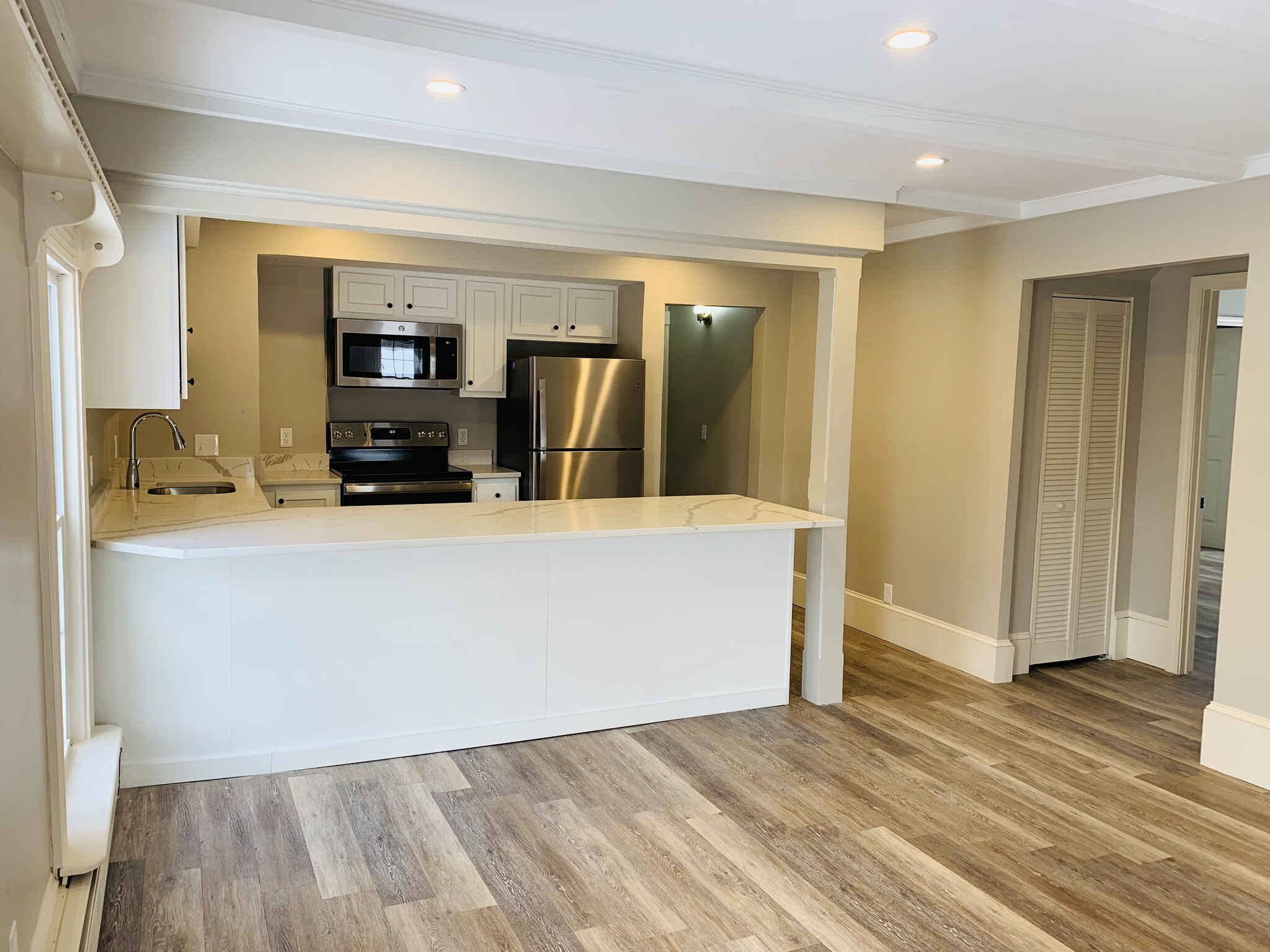 Building Photo - 2015 Quechee Main St