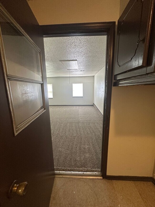 Building Photo - Spacious 4 bed, 1.5 bath