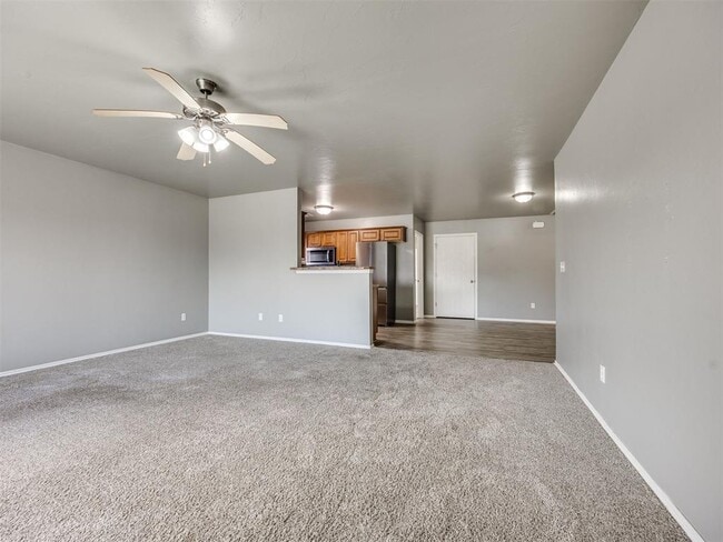 Building Photo - 609 E Linden Ln