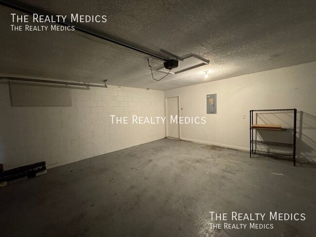 Building Photo - 1004 N Magee Creek Ct