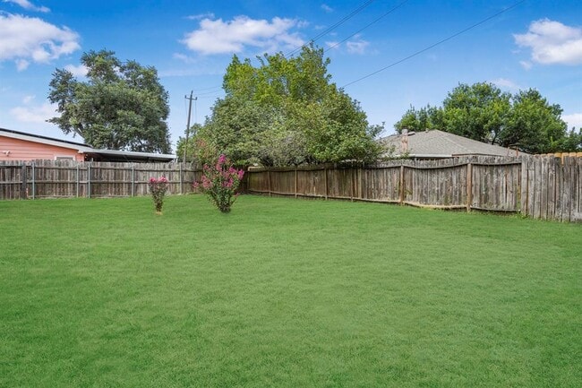 Building Photo - 7414 Broken Arrow St