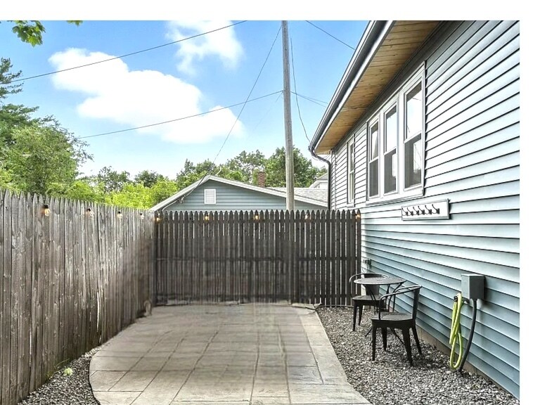 Building Photo - 10 W Elm St