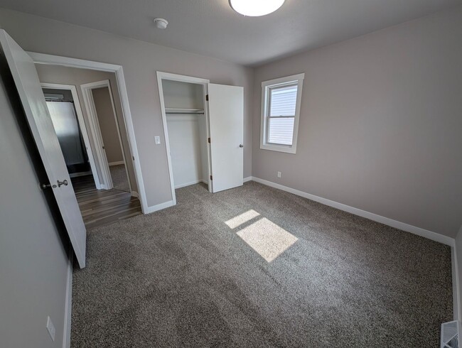 Building Photo - 3 Bedroom, 1 Bathroom house with garage an...