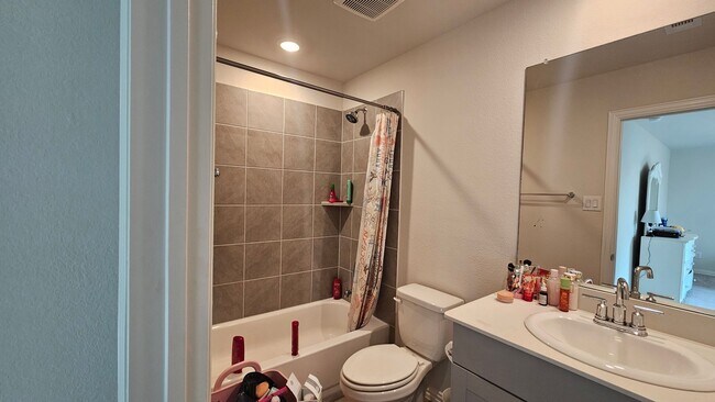 Building Photo - Spacious Ventana Home with all appliances!