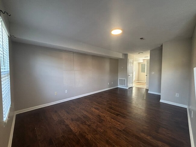 Building Photo - 2 Bed/1.5 Bath townhouse in Gray $1350 near shopping, restaurants, 1-26 and TRI-Cities Airport