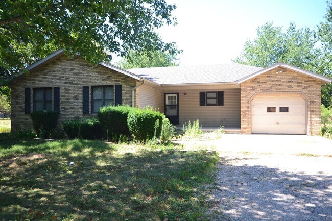 Building Photo - 3 Bed 1 Bath House with a 1 Car Garage For...