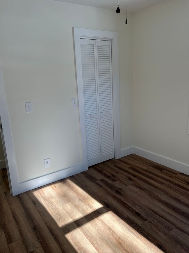 Building Photo - Charming 2 bedroom Cottage