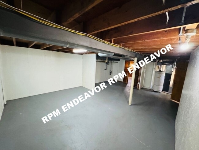 Building Photo - 3 Bed 1.5 Bath. Move in Ready! Deposit Fre...