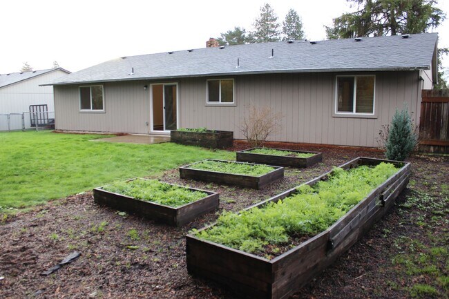 Building Photo - 4 bedroom house