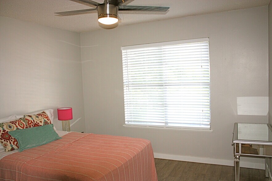 Building Photo - 3408 Dolphin Dr