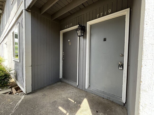 Building Photo - Spacious Corner Apartment with Three Bedrooms, Open Living Space & Modern Kitchen