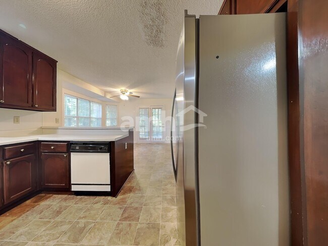 Building Photo - 401 Streamview Ln