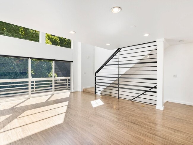 Building Photo - Fully renovated 2 level/2 bed/2 bath pearl...