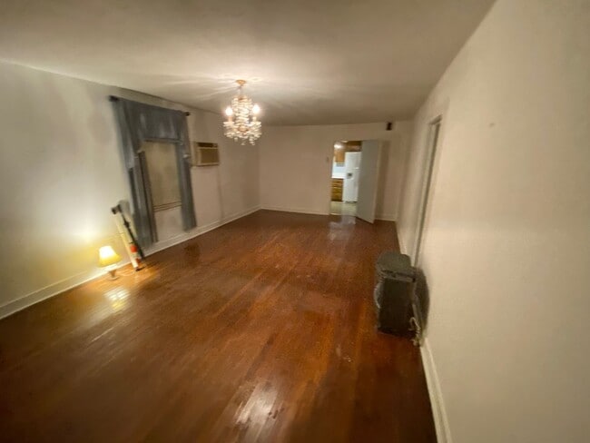 Building Photo - 2 bedrooms 1 bath - Large Yard