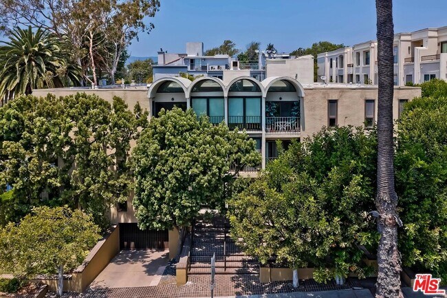 Building Photo - 11789 Montana Ave