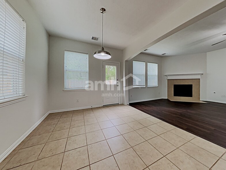 Building Photo - 2213 Oak Cir Dr N