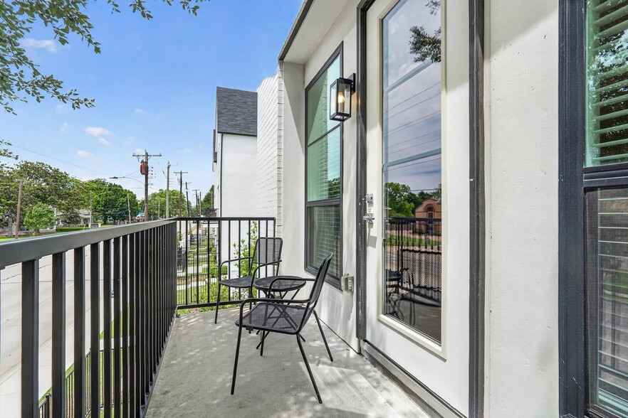Building Photo - 703 W Abram St