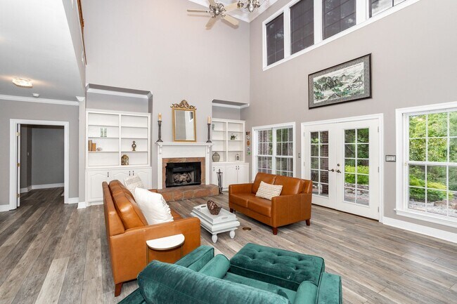 Building Photo - Historic Highland Road Beauty with Bayou V...