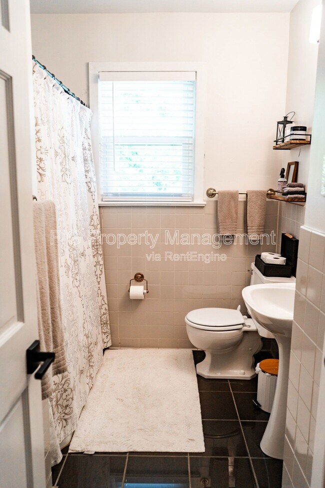Building Photo - 3622 Hillvale Cir