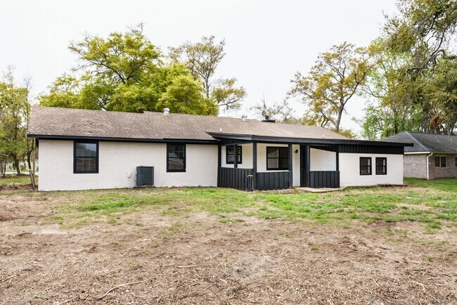 Building Photo - 3BR Home in Shell Point – Sunroom | Garage | Prime Location
