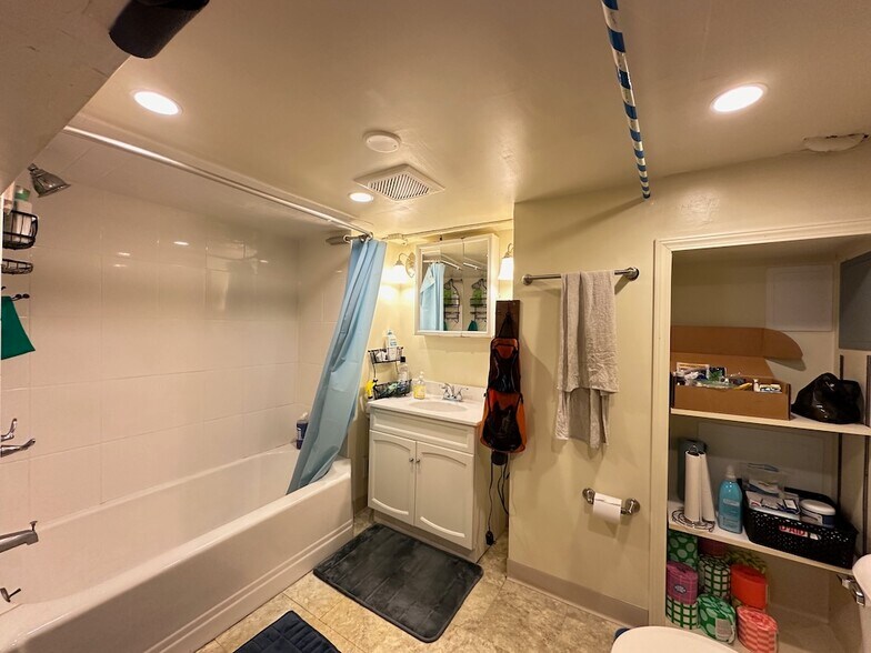 Building Photo - 3607 N Damen Ave