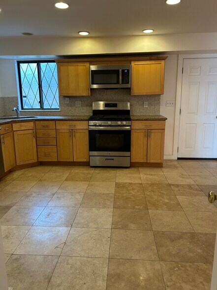 Building Photo - 22 Broadlawn Park