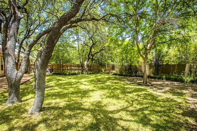 Building Photo - 3605 Bayton Dr