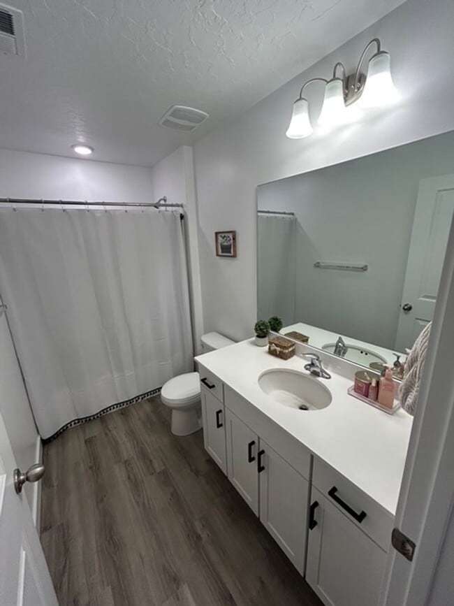 Building Photo - Gorgeous Townhome!!!