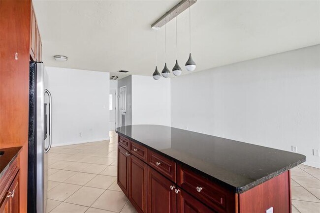 Building Photo - 2881 NE 32nd St