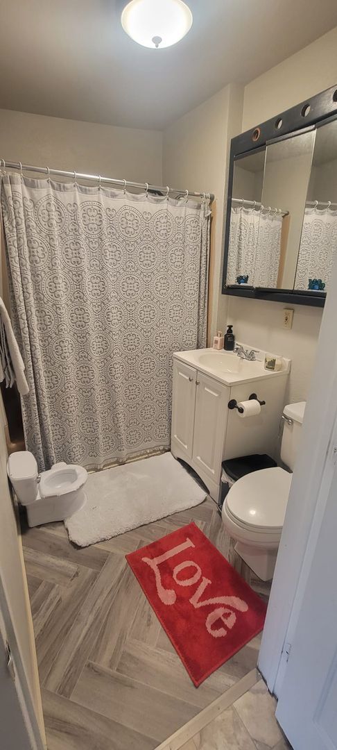 Building Photo - Pre-Lease Avail. 06/01 - Open & Bright, Updated Flooring, W/D Available