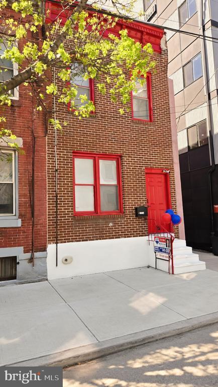 Building Photo - 1558 N Randolph St
