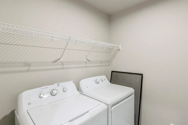 Building Photo - Beautiful near-new townhouse in Urbandale, available mid-August